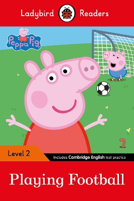 LADYBIRD READERS LEVEL 2 - PEPPA PIG - PLAYING FOOTBALL (ELT GRADED READER)